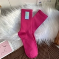 Chaussettes mi-hautes magenta avec étiquette sourire bleue sur tapis moelleux - Taille unique / Rouge Rose