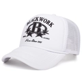 Detalle de gorra trucker blanca con estampado de espuma vintage americano y estrellas - Blanco