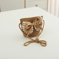 Dettaglio borsa a tracolla in paglia con grande fiocco floreale e bordo in pizzo - Borsa-Cachi