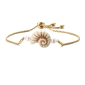 Dettaglio del bracciale regolabile in oro con pendente a nautilus e perle bianche fini - Lumaca Giallo Terra + Acciaio Inossidabile + Perla d'Imitazione