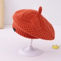Dettaglio del basco a maglia arancione con foglia e etichetta tessuta laterale - 1-3 Anni / Rosso Arancio