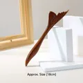 Vista de detalle de un palillo para el cabello de sándalo de 18 cm con vetas de madera pulida - Cola de pez koi (Madera de Cebrano)
