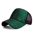 Dettaglio del cappello trucker nero con strass verdi densi e rete traspirante - Regolabile / Nero/Zircone Verde