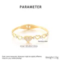 Dettaglio del bracciale a cuore in acciaio inossidabile dorato con zirconi bianchi - Stile Cuore Svuotato con Strass(KB210753-KSZ)
