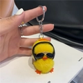Mini Plüsch gelbe Ente Schlüsselanhänger mit schwarzem Helm und Sonnenbrille an Hand - Gelbe Ente mit Hut