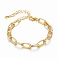 Vue détaillée d'un bracelet chaîne à trombone doré avec fermoir mousqueton et pendentif - Chaîne Trombone Dorée avec Pendentif Goutte d'Eau