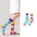 Asymmetrische Baumwollsocken mit blauen Einhornmustern und bunten Regenbogenstreifen - Regenbogen Pegasus Streifen Stil (1063)