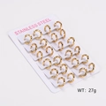 Dettaglio di orecchini a cerchio intrecciati in acciaio inossidabile dorato su supporto - Diametro linea 2.5mm/Diametro interno 8mm