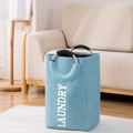 Cesto della biancheria azzurro con manici in metallo e scritta bianca verticale - 32*25*50cm / Blu lago