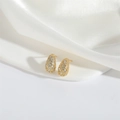 Dettaglio macro di orecchini a goccia dorati con pavé di cristalli di zircone chiari - Goccia d'Acqua Larga (Oro)