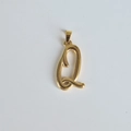 Détail du pendentif lettre Q en acier inoxydable doré 18K avec finition polie - Pendentif uniquement / Pendentif Q
