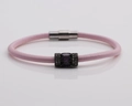 Nahaufnahme der rosa Lederarmband mit Magnetverschluss und lila Edelsteinperle - Rosa Leder + Violetter Stein