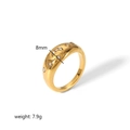 Macro-opname van 8 mm 18K vergulde ring met maan-ster reliëf en zirkonia versieringen - Maat 9 (TR4172-9)