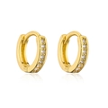 Dettaglio di un paio di orecchini a cerchio placcati oro 18K con pietre di zircone - Fila Singola Zirconi Oro