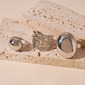 Dettaglio macro di anelli d'argento a strati e anello ovale liscio sulla pietra - Argento - Stile Fagiolo (Set da 3 pezzi)