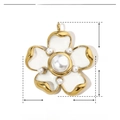 Détail d'un pendentif fleur en acier avec émail blanc et perles ABS, taille 29x33mm - YE257-Pendentif Fleur Perle Blanc