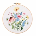 Kit per ricamo fai-da-te con motivi colorati di fiori di campo e telaio in legno - S836 Cespuglio di Fiori (Bianco)