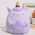 Detailaufnahme der fliederfarbenen Einhorn-Spardose mit lila Stern und Happy Unicorn Text - Medium 16*16*20CM / Elegantes Lila