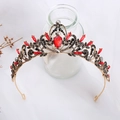 Corona barocca vintage in bronzo con strass colorati su una bottiglia di vetro - Rosso Antico