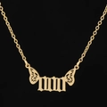 Collier doré chiffre des anges 111 avec pendentif ailes de papillon sur fond noir - 000 / Or