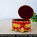Portagioie ovale rosso con rose in rilievo e interno in velluto, 9x6,5x5,5cm - Ovale Oro-Rosso