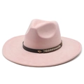 Detail eines rosa Fedora-Huts aus Wildlederimitat mit geflochtenem Lederband und Schnalle - Rosa