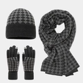 Dettaglio della trama a maglia e punte touchscreen del set cappello sciarpa e guanti - Grigio