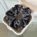 Coletero scrunchie gris oscuro con diseño de corazones y volantes elegantes - Gris Corazón Extragrande