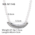 Detalle del collar de perlas con medidas y colgante de tubo metálico curvo pulido - Estilo de Perla de Tubo Curvado (NB-N1146) / Oro de 18K