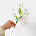 Ramo floreale di uova di Pasqua con bacche colorate e uova maculate per decoro DIY - Ramo di uovo di Pasqua multicolore con foglie