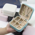 Joyero de viaje de cuero PU con cremallera y varias opciones de color mostradas - Verde
