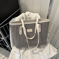 Elegante bolso tote con diseño de pata de gallo y gran capacidad en una cesta de compra - Blanco