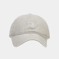 Detail der hellgrauen gewaschenen Baumwollkappe mit minimalistischer weißer Bestickung - Beige / Verstellbar