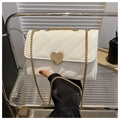 Bolso bandolera blanco acolchado con cierre de corazón dorado y cadena metálica de mano - Blanco