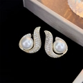 Primer plano de pendientes de cola de sirena bañados en oro con circonitas y perlas - Dorado (Pasador de pendientes de plata de ley 925)