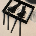 Detailansicht handgefertigter schwarzer Haarklammern mit Satinrosen und eleganten Bändern - Schwarze Rose Bogen Mit Lange Band / Schwarz (Paar)