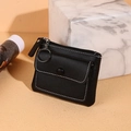Porte-monnaie fin en cuir noir avec fermeture éclair et porte-clés sur fond neutre - Noir
