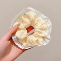 Hand met een geel gestreepte bloemen scrunchie van stof met witte kanten randen - #2 Polka Dot Strepen - Geel - 125 Cm