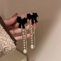 Details von Vintage-Ohrringen mit schwarzer Samtschleife, Goldketten, Perlen und Kristallen - Schwarze Schleife