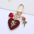 Portachiavi con cuore in smalto rosso, rosa dorata e perle su sfondo bianco puro - Cuore di Rosa