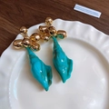 Vintage goldene Schlangenohenringe mit türkisfarbenen Muschel-Anhängern für Luxuslook - Goldcluster Türkis Muschel Stil (63#)