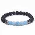 Detalle de una pulsera elástica de 8mm con piedra de lava negra y cuentas de ágata azul - Azul Oscuro Agrietado (Estilo-04)