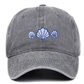 Detalle del bordado de conchas azules en una gorra de algodón gris oscuro lavado - Gris