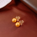 Gedetailleerde weergave van 18k gouden bloemenoorbellen met pavé zirkoon en gouden parels - Vlinder Floral Pavé Zirconia Kunstmatige Pareloorbellen (9#) / Goud - Champagne