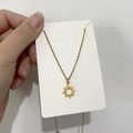 Élégant collier en titane doré avec pendentif soleil évidé sur une fine chaîne à maillons - DN101 Soleil