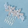 Dettaglio macro del pettine per capelli da sposa con petali in zirconi e foglie d'argento - Stile Vintage Europeo Argento (HS-J6875S)