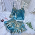 Pyjama en soie glacée bleu paon avec imprimé floral et short à ourlet volanté - Cerise Verte