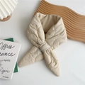 Detalle de bufanda acolchada beige para invierno con rombos y forro tipo gofre - Beige