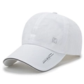 Gorra de béisbol blanca de malla de secado rápido con logo M plateado y diseño deportivo - Ajustable / Blanco