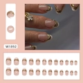 Faux ongles français élégants avec reliefs dorés 3D et base rose nude, lot de 24 pièces - Dorure à la Française (Style Colle) (W1892)